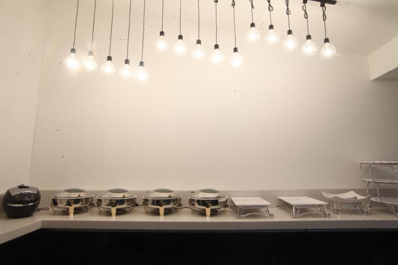 Merdi Hotel Suwon Bagian luar foto