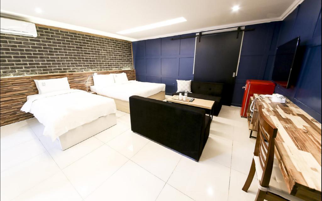 Merdi Hotel Suwon Bagian luar foto